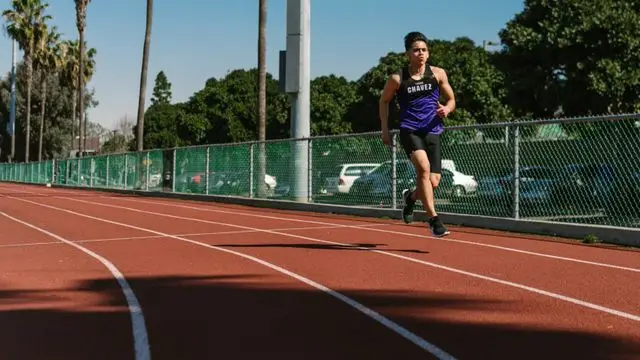 Atleta corriendo a ritmo umbral en pista