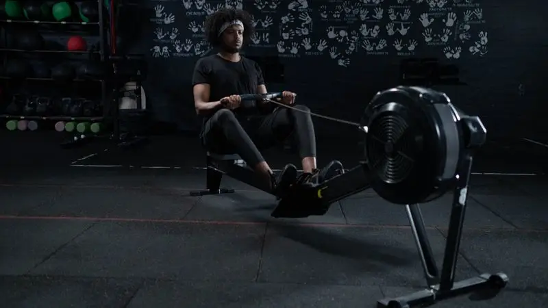 Equipamiento de gimnasio funcional con m&aacute;quinas de remo y cardio