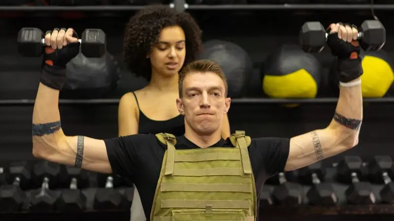 Entrenamiento funcional con saco de arena en gimnasio