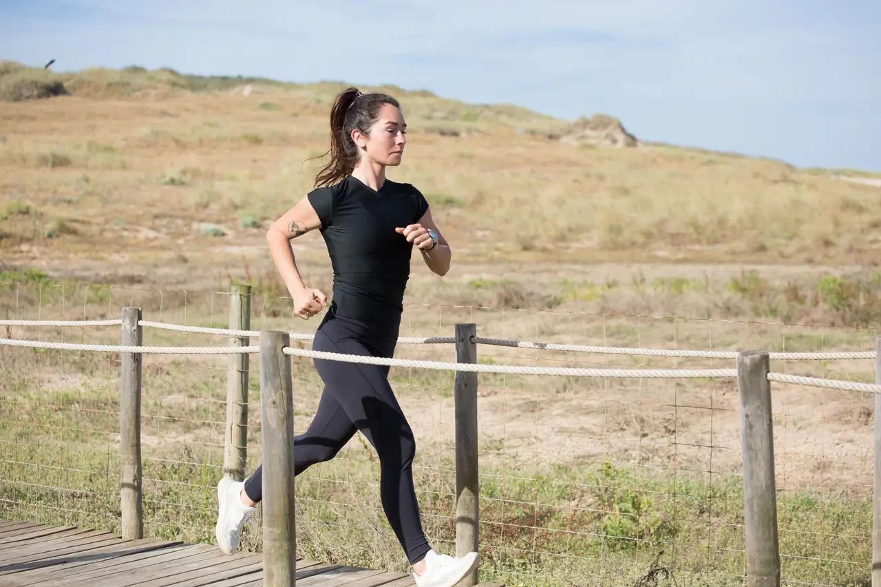 Runner después de entrenamiento limpiándose con toalla