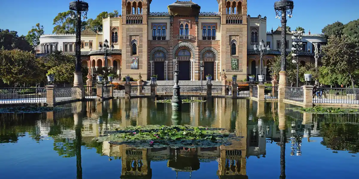 Estanque y pabell&oacute;n del Parque de Mar&iacute;a Luisa, en Sevilla