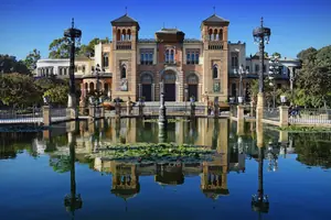 Estanque y pabell&oacute;n del Parque de Mar&iacute;a Luisa, en Sevilla