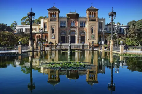 Estanque y pabell&oacute;n del Parque de Mar&iacute;a Luisa, en Sevilla