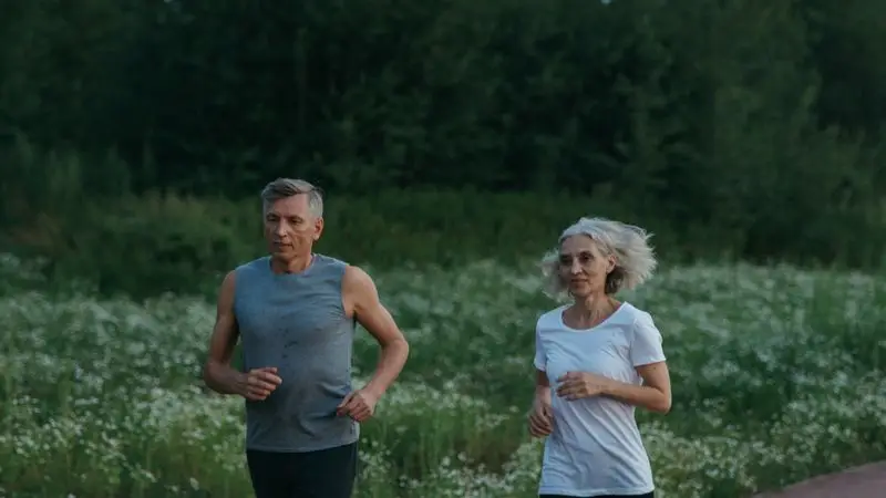 Pareja de adultos mayores haciendo jogging juntos en un parque