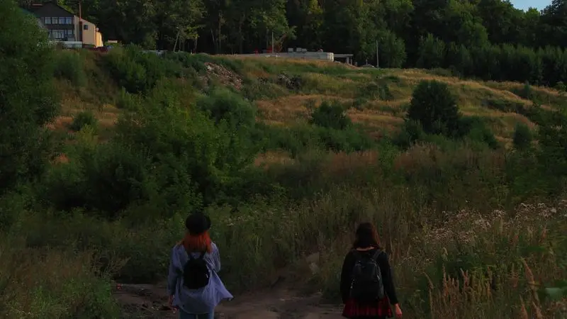 Amigos caminando juntos por un sendero en el campo al aire libre