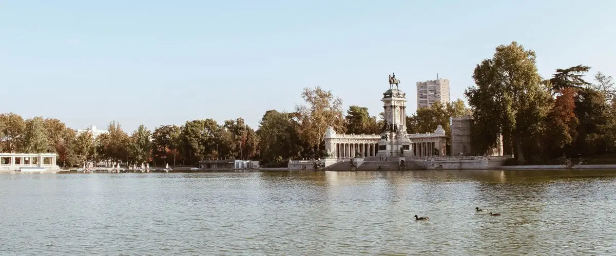 Grupos de running en Madrid corriendo juntos por el Retiro