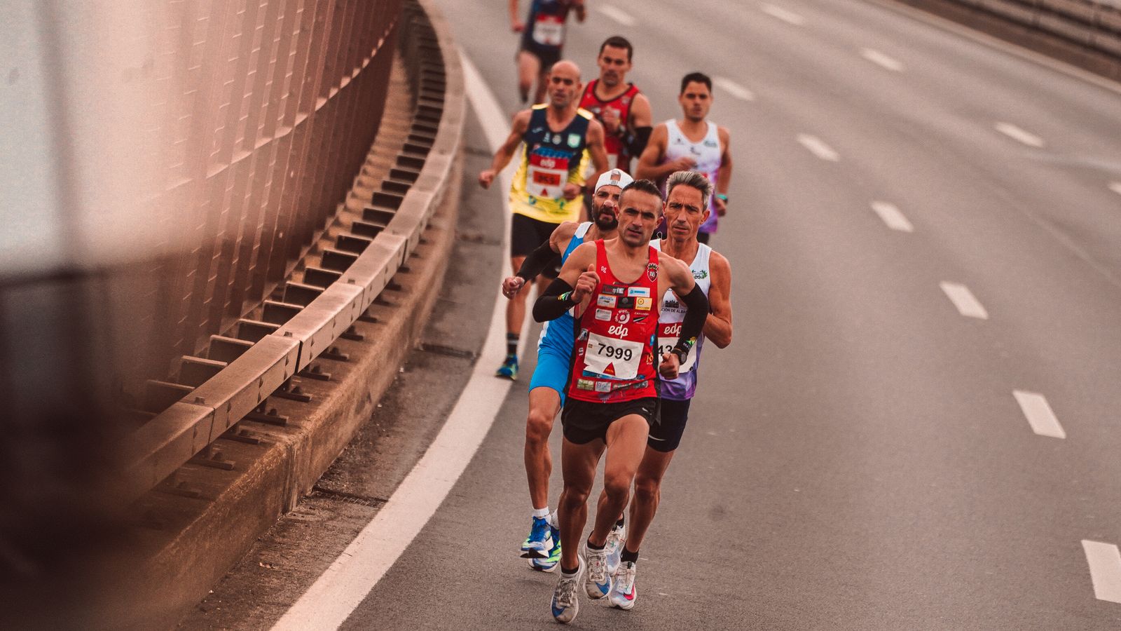 Pelotón de corredores de maratón en carrera por carretera